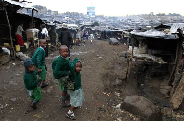 Reuters - Los ni&#241;os caminan hacia la escuela en los suburbios del valle de Mathare, en Nairobi, la capital de Kenia.