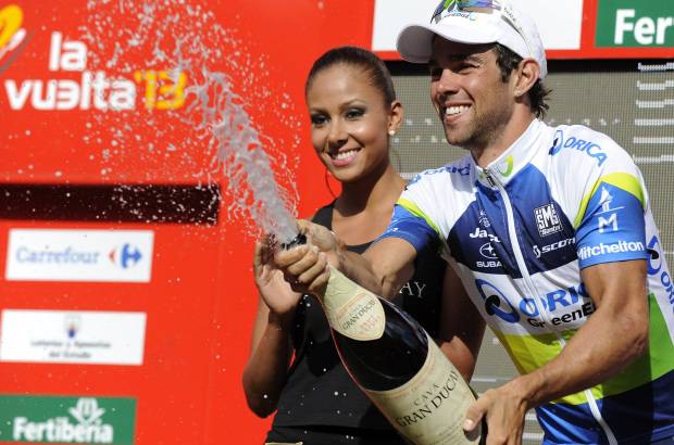 - El ganador de la quinta etapa fue el joven australiano Michael Matthews, quien celebra.