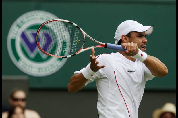 AP - Alejandro Falla puso a sudar frío a Roger Federer y por poco da la sorpresa en Wimbledon.