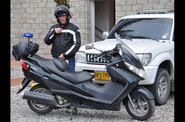 Cortes&#237;a Caracol - Solidaridad sobre dos ruedas. Agmeth Escaf, el presentador de D&#237;a a d&#237;a, cambi&#243; su carro por una moto para llegar m&#225;s r&#225;pido a prestar ayuda en su rol como polic&#237;a c&#237;vico.