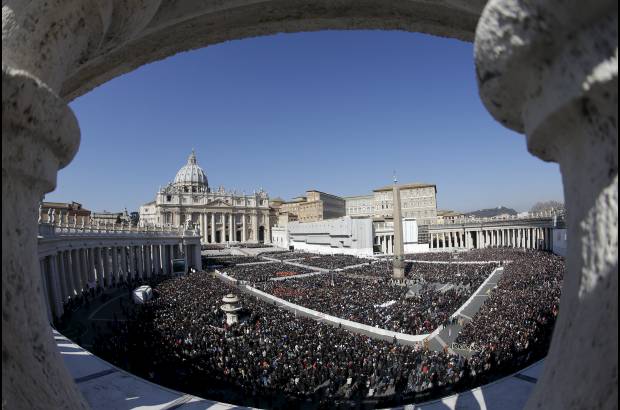 AP - ... mientras una muchedumbre agitaba banderas de todas las partes del mundo y coreaban "Benedicto, Benedicto" en la plaza períptera proyectada por Gian Lorenzo Bernini entre 1656 y 1667.