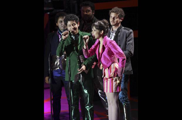 COLPRENSA - Las agrupaciones Monsieur Perin&#233;, y Alerta Kamarada siguieron en la lista m&#225;s galardonados con dos premios cada uno. En el caso de Monsieur Perin&#233; como Mejor Agrupaci&#243;n Pop y Mejor Video por Suin Romantic&#243;n.
