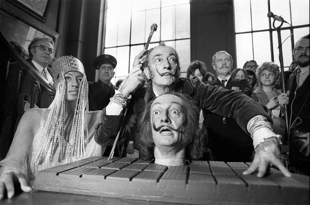 AFP - El padre de Salvador Dal&#237; le impone en 1920, como condici&#243;n para ser pintor, ir a estudiar a Madrid, a la escuela de Bellas Artes, para obtener un t&#237;tulo de profesor. Dal&#237; acepta.