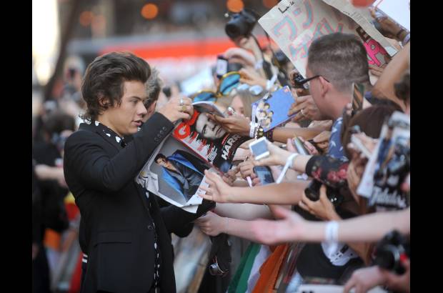 AP - Harry Styles, integrante de One Direction, llega al estreno brit&#225;nico de One Direction: This Is Us 3D.