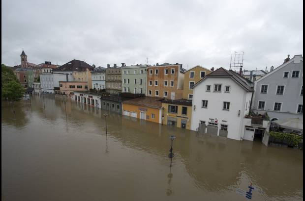 AP - La antigua ciudad de Passau inundada por el r&#237;o Danubio.