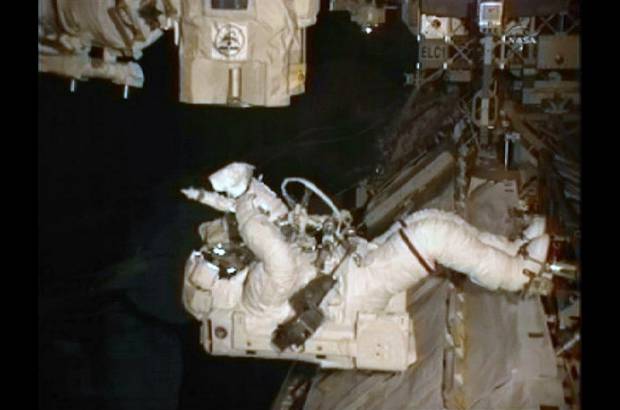 Reuters - Fincke, uno de los astronautas más experimentados de la Nasa, tuvo que conformarse con una lubricación parcial, debido a que los pernos que sostienen las cubiertas de la articulación enorme comenzaron a salirse de manera imprevista.