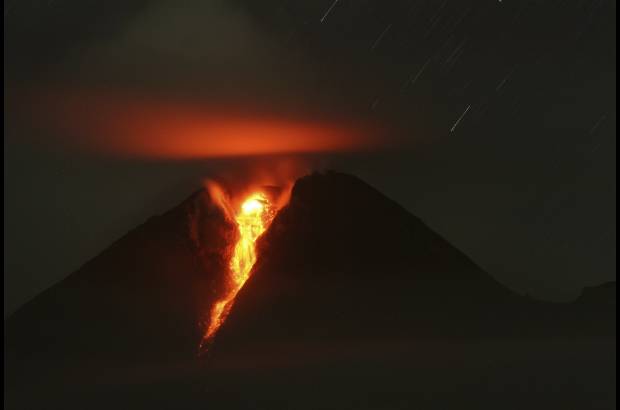 AP - Indonesia es un archipi&#233;lago con 235 millones de habitantes y est&#225; en una regi&#243;n propensa a los terremotos y la actividad volc&#225;nica.