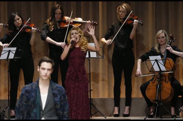 Reuters - El desfile, envuelto en glamour y sofisticaci&#243;n y caracterizado por la juventud de los modelos, estuvo ambientado por la m&#250;sica en directo de Ed Harcourt, Rhodes y Paloma Faith, en la imagen.