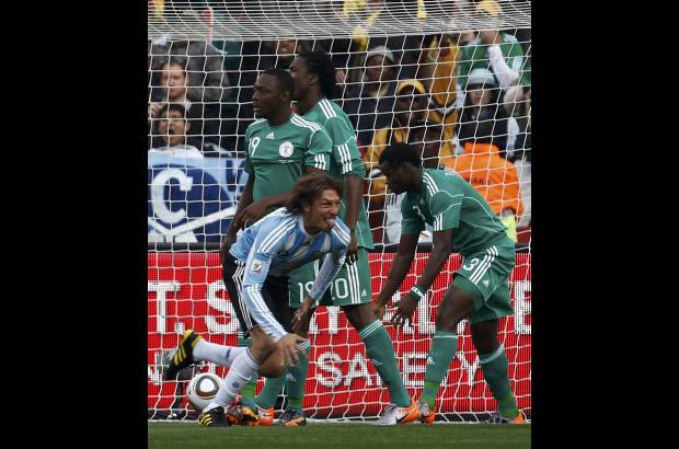 Reuters - Juan Sebastián Verón ejecutó la falta desde la derecha y Heinze puso el 1-0 con un potente cabezazo a la altura del punto del penal que dejó sin reacción a Enyeama.