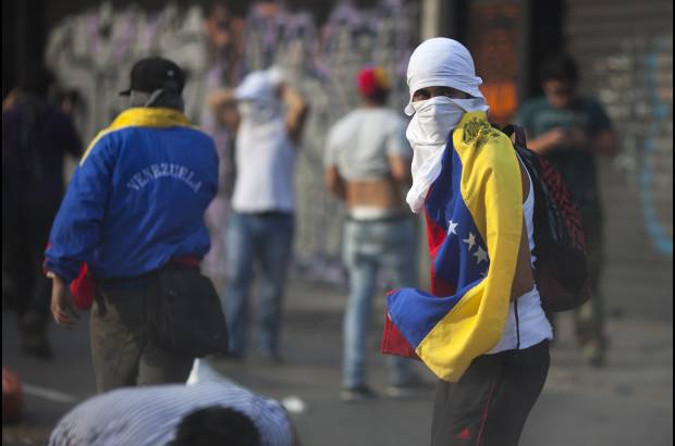 Federico Ríos Escobar - Más hacia el centro de la ciudad, se podían observar vehículos blindados y agentes antimotines apostados en puntos clave de acceso en vías que dan hacia el palacio presidencial de Miraflores, por ejemplo.