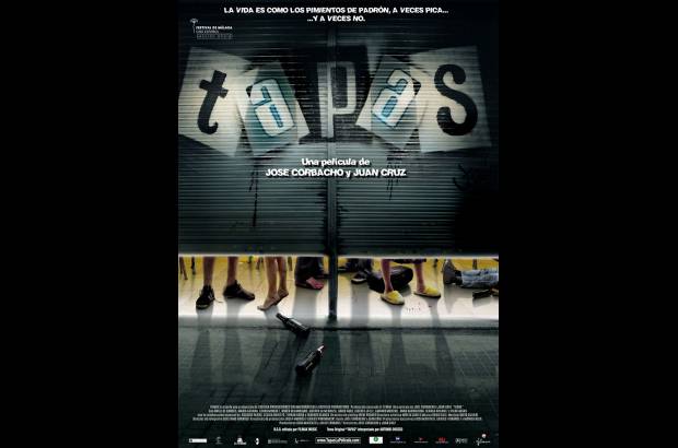 Retrospectiva Óperas Primas: Tapas - Directores: José Corbacho y Juan Cruz. Sinopsis: En el verano siete vidas se entrelazan entre sus temores, celos, desamores y talentos. Los protagonistas: un dueño de un bar, un grupo de jóvenes, una alma solitaria y una pareja de ancianos.