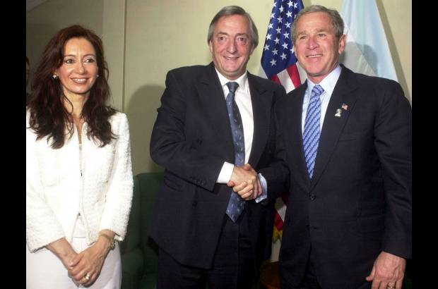 AP - El 13 de enero de 2004 N&#233;stor Kirchner se reuni&#243; con George Bush en la Cumbre Extraordinaria de las Am&#233;ricas en Monterrey, M&#233;xico.
