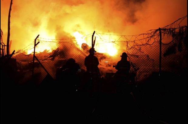 Manuel Saldarriaga - El incendio se presentó en la madrugada de este miércoles en el barrio Primavera del Municipio de Envigado. La conflagración comenzó en un deposito de maderas y las llamas alcanzaron cerca de 30 metros.