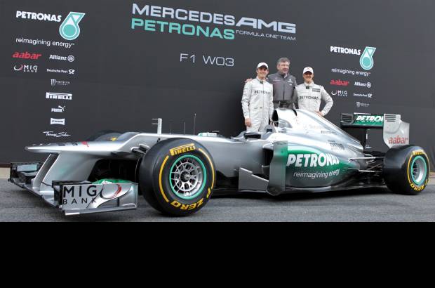 Reuters - El &quot;elegante y sofisticado&quot; F1 W03 de Mercedes, tal como la ha definido Ross Brawn, propietario de la escuder&#237;a, fue presentado este martes en el Circuito de Catalunya, donde rod&#243; por primera vez en unos entrenamientos oficiales.