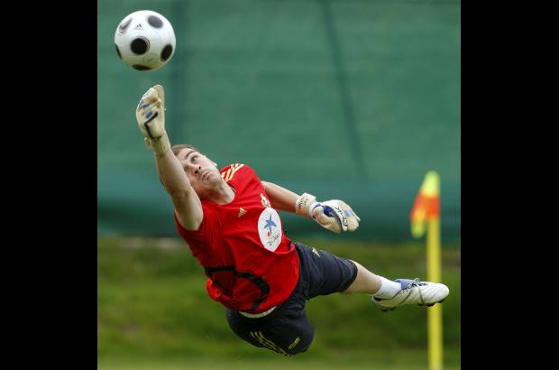 AP - Seis internacionales espa&#241;oles forman parte del Once Ideal 2011 que se dio a conocer en la gala anual de la Fifa. Iker Casillas fue elegido como el mejor portero.