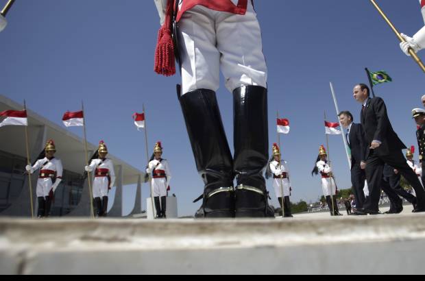 Reuters - Ante la blanca y ahora reluciente fachada del palacio, Santos pasó revista a un batallón de 330 soldados.