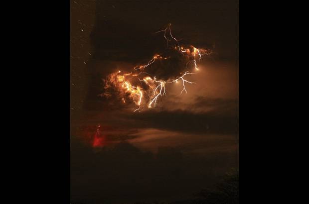 Reuters - El volc&#225;n Puyehue, de 2.240 metros de altitud, sobre Los Andes, comenz&#243; a emitir cenizas el pasado s&#225;bado.