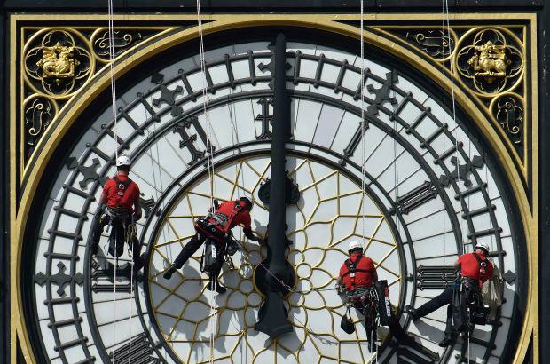 Reuters - &quot;Es un proceso complejo que requiere verdadera destreza en las alturas. Contamos con un equipo de expertos que se asegurar&#225; de que el reloj queda perfectamente limpio&quot;.