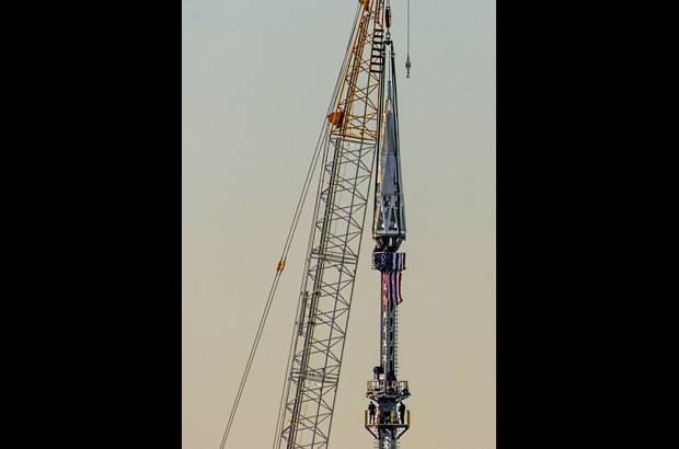 Reuters - La instalaci&#243;n de la antena en lo alto del edificio, que alguna vez se llam&#243; Freedom Tower, se pudo ver en directo en las pantallas gigantes de Times Square y a trav&#233;s de la redes sociales.