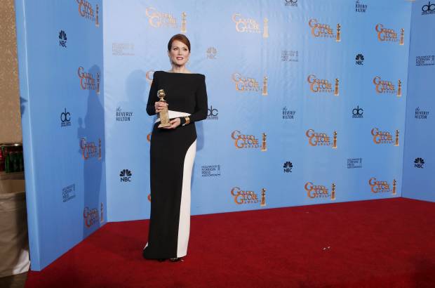 Reuters - Julianne Moore de blanco y negro y con escote a la espalda, impresionó a la prensa.