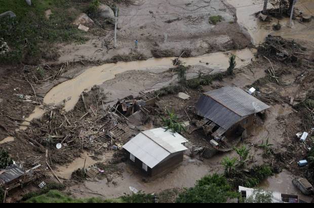 Reuters - Pese a las lluvias intensas e inundaciones, los organismos de socorro lograron avanzar sin interrupciones en la b&#250;squeda de cad&#225;veres y de personas reportadas como desaparecidas.