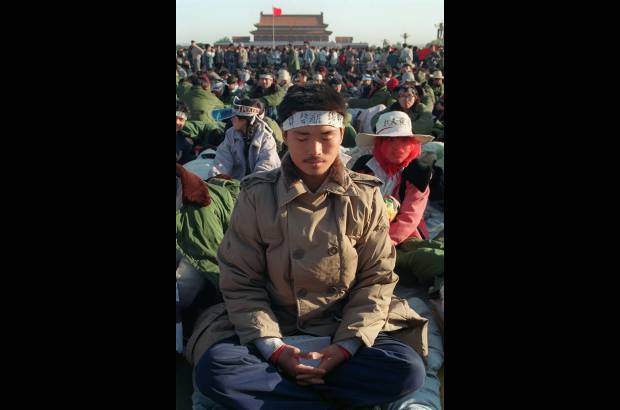 AFP - 14 de mayo de 1989. Estudiante de la Universidad de Beijing en huelga de hambre en la plaza de Tiananmen.