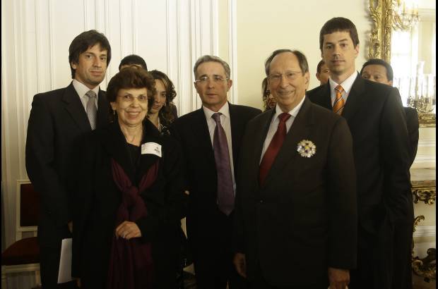 Colprensa - Juan G&#243;mez Mart&#237;nez estuvo acompa&#241;ado por su esposa e hijos durante la ceremonia.