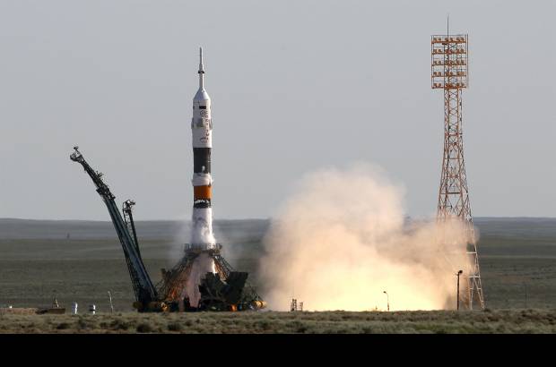 AP - La Soyuz TMA-04M ten&#237;a que haber despegado el pasado 30 de marzo, pero Roscosmos, la agencia espacial rusa, se vio obligada a aplazar su lanzamiento debido que su m&#243;dulo de descenso sufri&#243; una deformaci&#243;n durante una prueba de hermetismo.