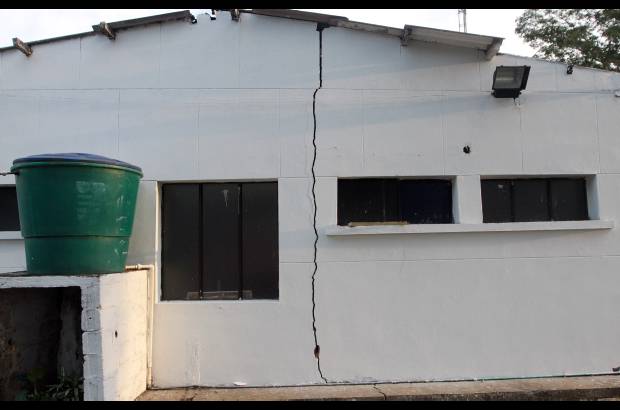 FOTOS HERN&#193;N VANEGAS - Grietas del hospital parten paredes de arriba a abajo.