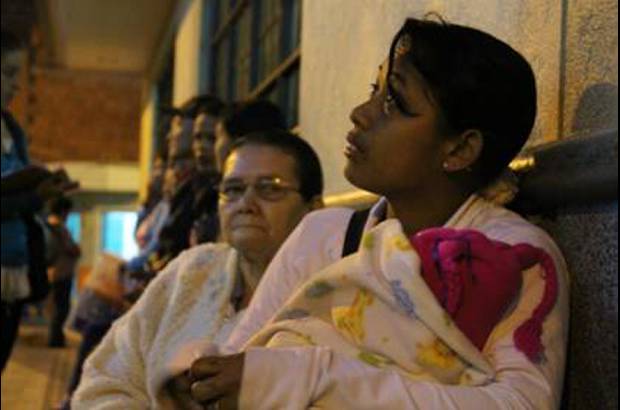 Yefferson Miranda - Acompa&#241;ada por su beb&#233;, Celmira espera obtener un ficho.