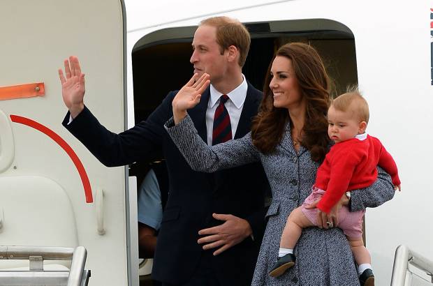 AFP - El pr&#237;ncipe Guillermo, su esposa Catalina y su hijo el pr&#237;ncipe Jorge llegan a Australia en una visita oficial de tres semanas.