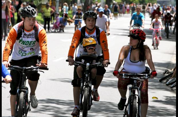 Juan Antonio Sánchez - Este domingo se realizó el Ciclopaseo por las calles de Medellín con motivo del Día de la Bicicleta. Pequeños y grandes disfrutaron del recorrido que reunió a la familia y los amigos. Todos compartieron el lema del evento: En bici somos más felices.