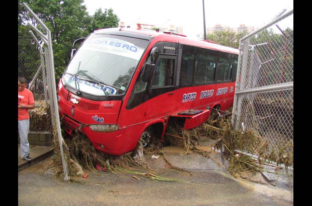 Rodrigo Mart&#237;nez - As&#237; qued&#243; este bus del municipio de Rionegro que hab&#237;a transportado a un grupo religioso a un evento en el Teatro de la Universidad de Medell&#237;n. Por fortuna estaba estacionado en un parqueadero y sin ocupantes.