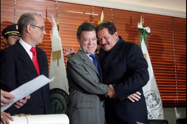 Colprensa-Christian Castillo M. - Juan Manuel Santos y el vicepresidente, Angelino Garz&#243;n, recibieron las credenciales que los designa como tal en sus cargos.