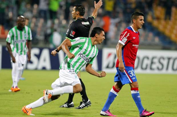 FOTO JAIME P&#201;REZ - Pese al esfuerzo del segundo tiempo el resultado solo sirvi&#243; para el empate tras los tantos de Daniel Bocanegra.
