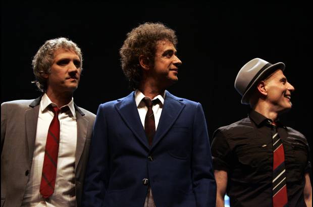 ap - Soda Sterero estuvo integrada por Gustavo Cerati (guitarra y voz), H&#233;ctor Zeta Bossio (bajo y coros) y Charly Alberti (bater&#237;a).