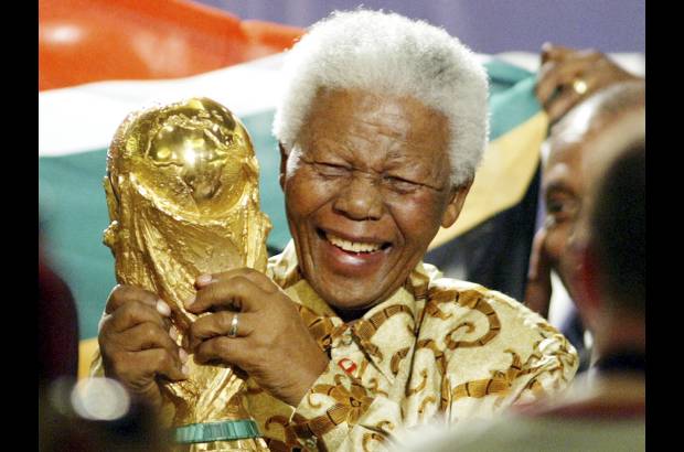 AP - En 2004 Nelson Mandela levantó el trofeo de la Copa Mundo luego que ganara la sede para el Mundial de Fútbol de Sudáfrica-2010.