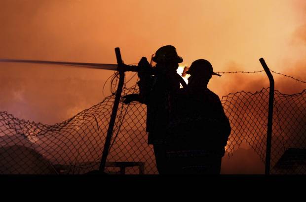 Manuel Saldarriaga - El incendio se presentó en la madrugada de este miércoles en el barrio Primavera del Municipio de Envigado. La conflagración comenzó en un deposito de maderas y las llamas alcanzaron cerca de 30 metros.