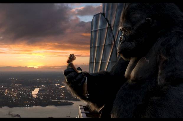 - Kong con la bella Naomi Watts, quien le da vida a la actriz Ann Darrow.