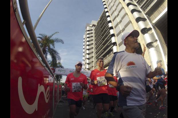 Esteban Jaramillo y Sebastián Salazar - Más de 10 mil competidores se dieron cita en esta histórica cita deportiva que se corría en las modalidades de 5, 10, 21 y 42 kilómetros.