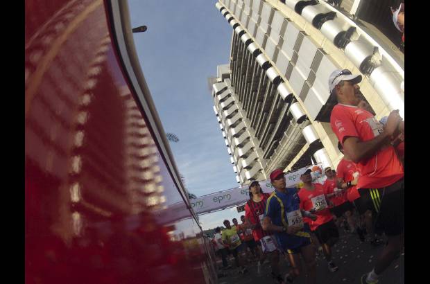 Esteban Jaramillo y Sebastián Salazar - Más de 10 mil competidores se dieron cita en esta histórica cita deportiva que se corría en las modalidades de 5, 10, 21 y 42 kilómetros.