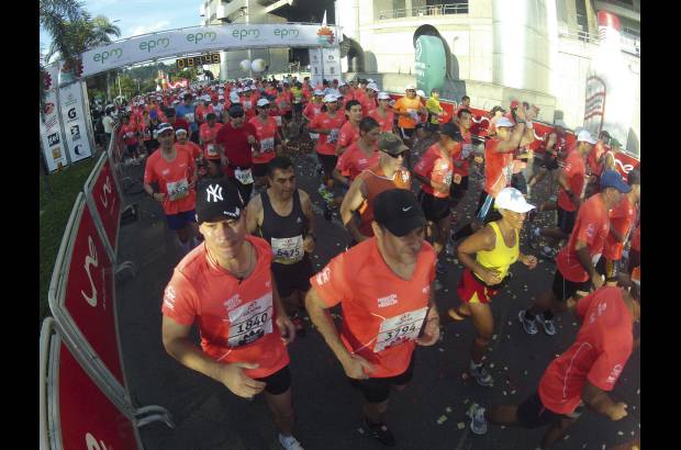 Esteban Jaramillo y Sebastián Salazar - Más de 10 mil competidores se dieron cita en esta histórica cita deportiva que se corría en las modalidades de 5, 10, 21 y 42 kilómetros.