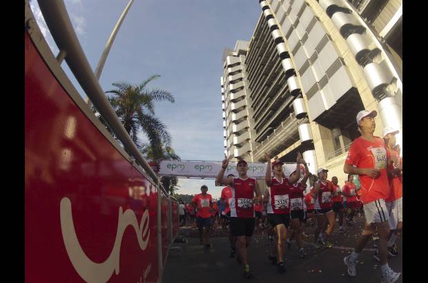 Esteban Jaramillo y Sebastián Salazar - Más de 10 mil competidores se dieron cita en esta histórica cita deportiva que se corría en las modalidades de 5, 10, 21 y 42 kilómetros.