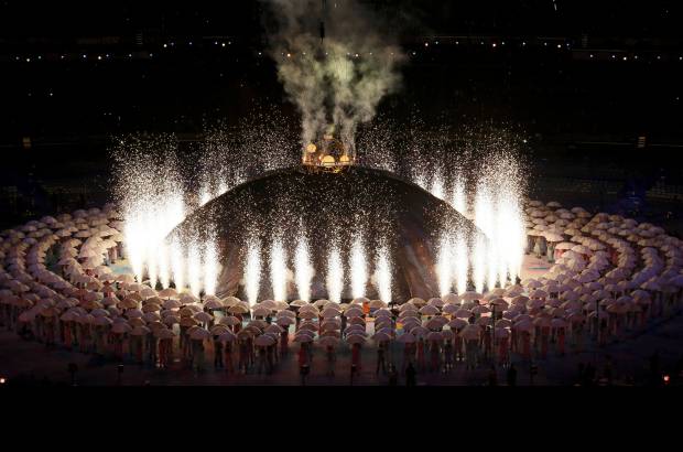 Reuters - Los juegos pirotécnicos hicieron parte de la gala inaugural.