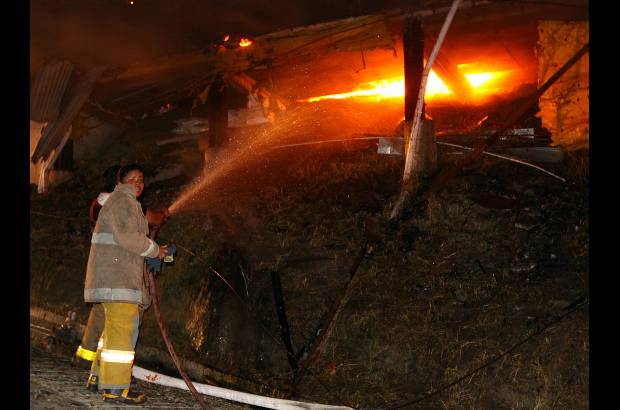 Edwin Bustamante - Las autoridades lucharon contra las fuertes llamas hasta lograr controlar la situaci&#243;n.