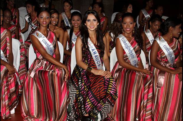 Foto Colprensa - En una emotiva ceremonia de bienvenida el alcalde encargado de Cartagena, Bruce Mac Master, entreg&#243; a las candidatas al Reinado Nacional de la Belleza las llaves de la ciudad Heroica.