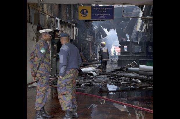AP - El incendio coincidi&#243; con el decimoquinto aniversario del atentado que perpetr&#243; la red terrorista Al Qaeda en esa ciudad.