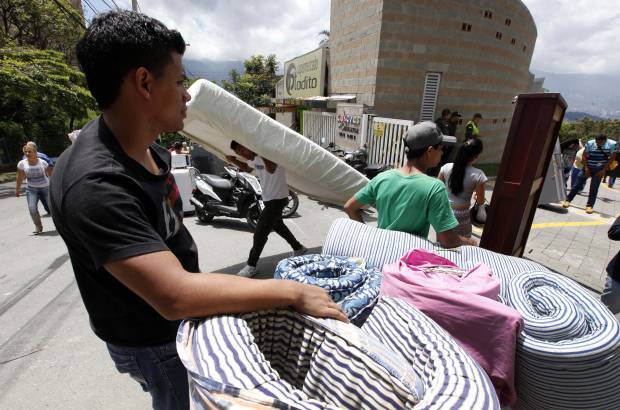 FOTOS MANUEL SALDARRIAGA - Gil añadió que ahora las familias deben esperar a ver qué soluciones presenta la constructora para "eliminar el riesgo en la construcción".
