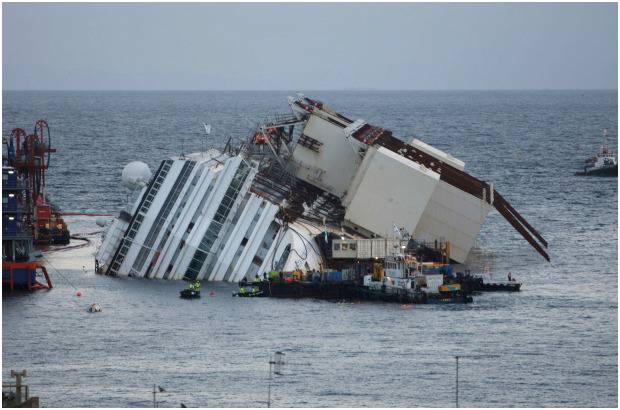 FOTOS AP - &quot;La nave est&#225; separada de las rocas. La tensi&#243;n tiende a disminuir como esper&#225;bamos. A&#250;n tenemos mucho camino por hacer si no ocurre nada inesperado&quot;, dijo Sergio Girotto, uno de los responsables del proyecto, realizado por la empresa estadounidense Titan Salvage y la italiana Micoperi.