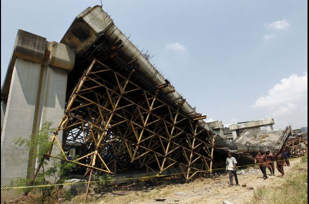 Reuters - Una plataforma elevada de una carretera de Bangkok colaps&#243;, hacia parte del Sistema de Tren Elevado. Es un proyecto de ferrocarril que no ha sido terminado y ha estado abandonado por m&#225;s de 10 a&#241;os.